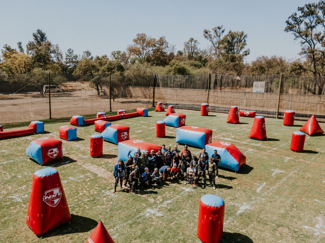Équipe d'entreprise participant à un challenge sportif en extérieur pour un team building