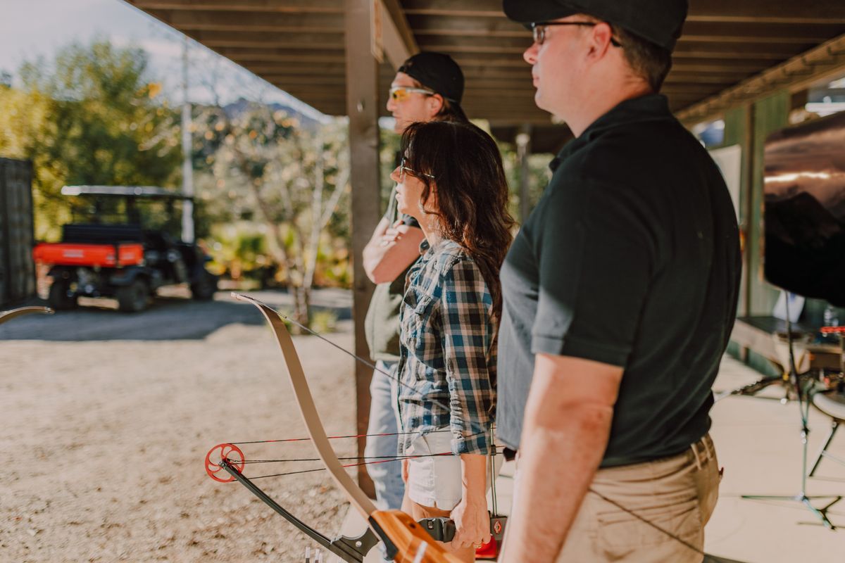 Collaborateurs pratiquant le tir à l'arc lors d'un team building sportif en entreprise