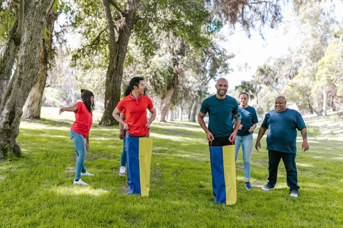 Équipe en entreprise participant à un défi sportif de team building à Pau